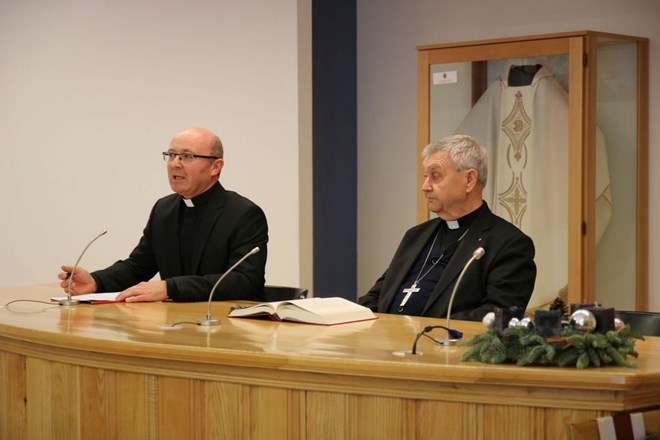 Predbožićni susret biskupa Josipa Mrzljaka i predstojnika Katehetskog ureda Damjana Korena s ravnateljima škola